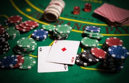 Pengguna memeriksa pembayaran melalui ponsel